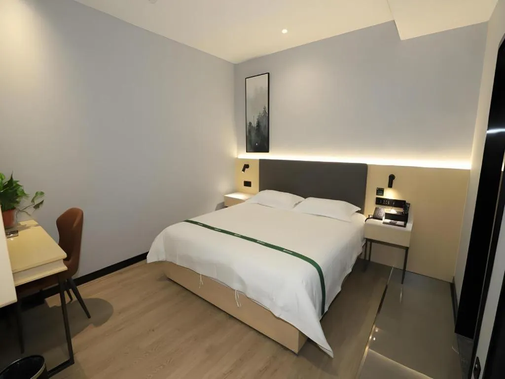 Bed in GreenTree Inn Express Fuyang University Town West High-Speed Railway Station