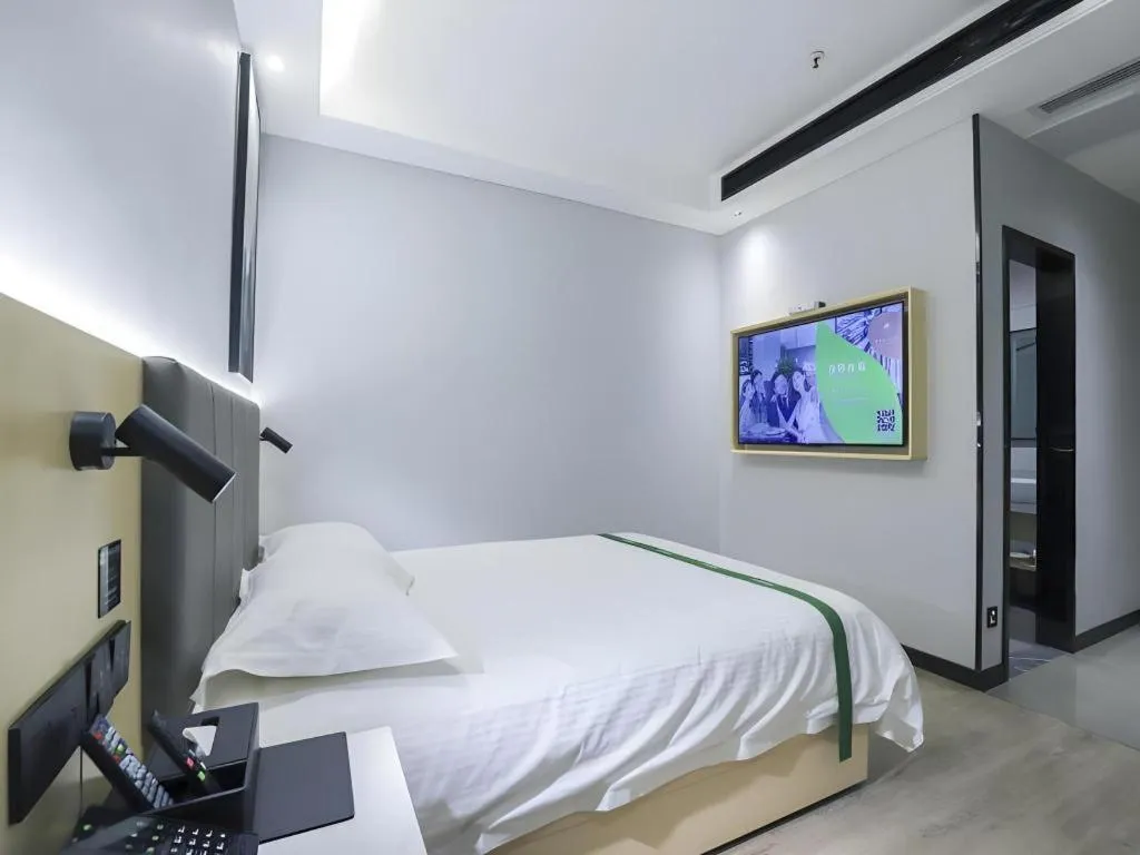 Bed in GreenTree Inn Express Fuyang University Town West High-Speed Railway Station