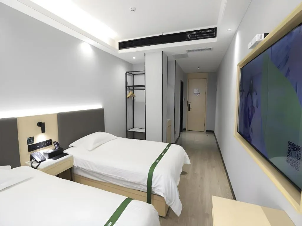 Bed in GreenTree Inn Express Fuyang University Town West High-Speed Railway Station