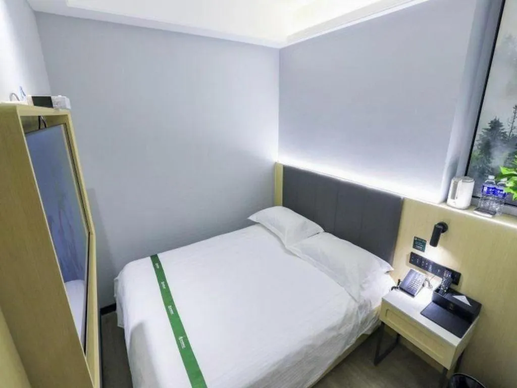 Bed in GreenTree Inn Express Fuyang University Town West High-Speed Railway Station