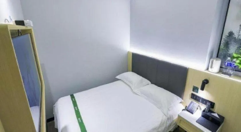 Bed in GreenTree Inn Express Fuyang University Town West High-Speed Railway Station