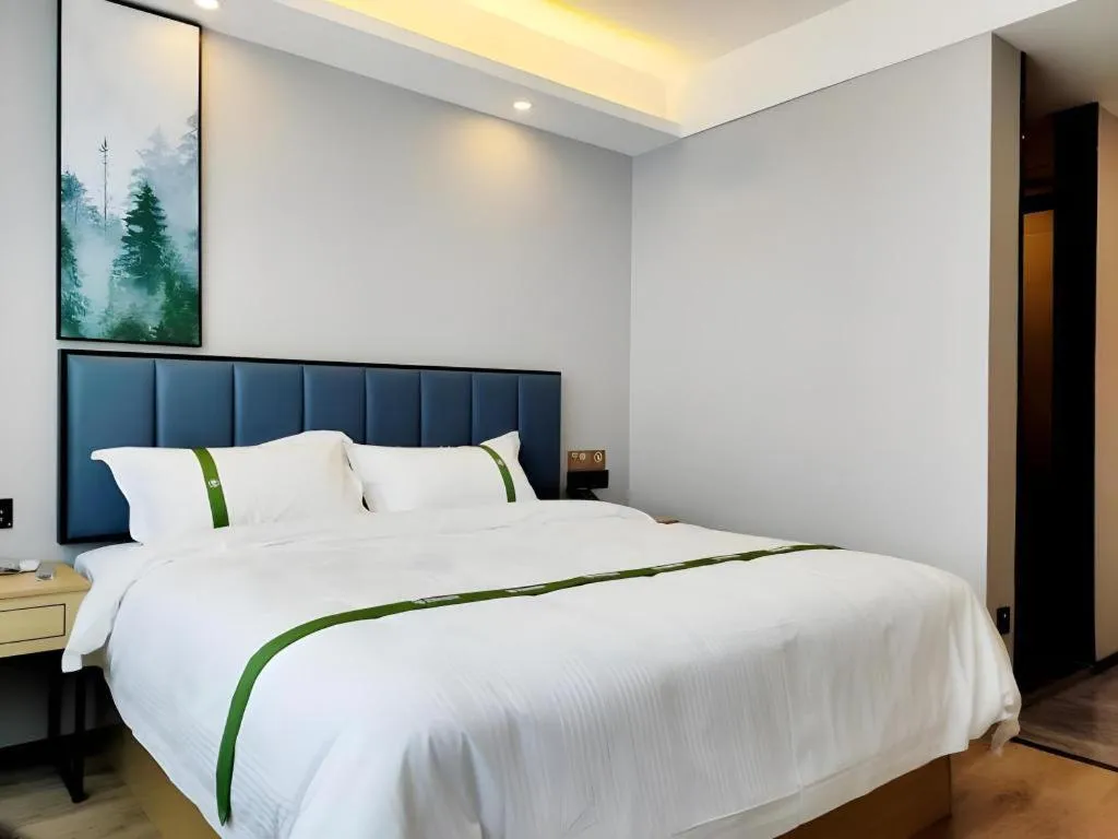 Bed in GreenTree Inn Express Qingdao Jiaodong International Airport