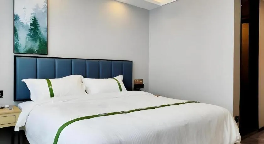 Bed in GreenTree Inn Express Qingdao Jiaodong International Airport