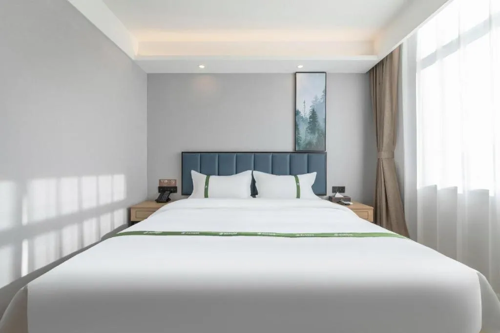 Bed in GreenTree Inn Express Qingdao Jiaodong International Airport