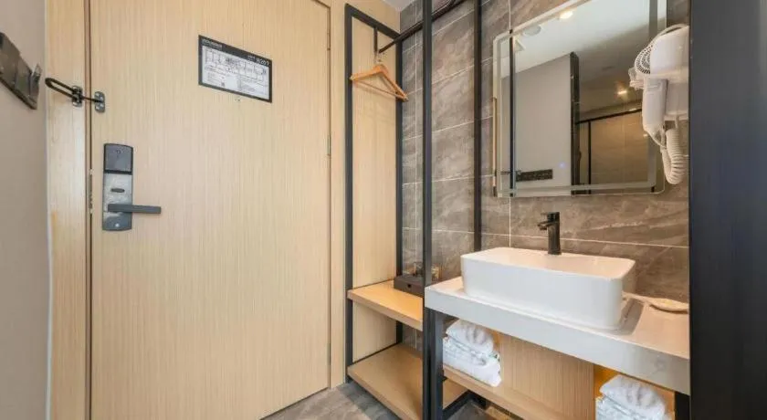 GreenTree Inn Express Qingdao Jiaodong International Airport