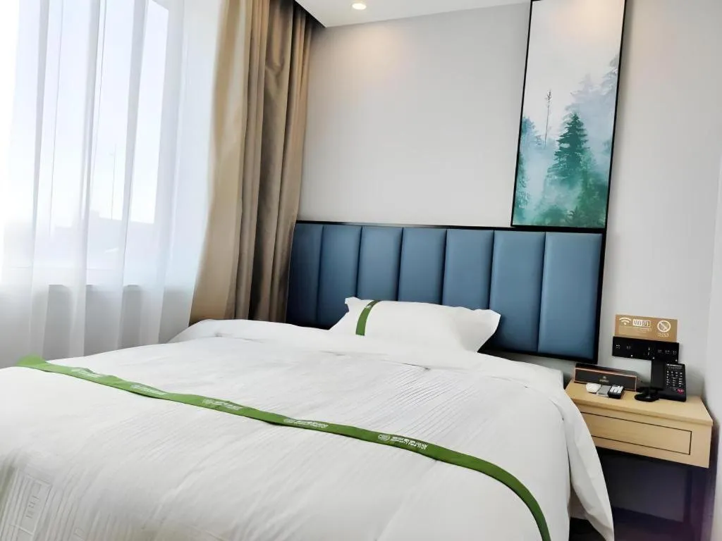 Bed in GreenTree Inn Express Qingdao Jiaodong International Airport
