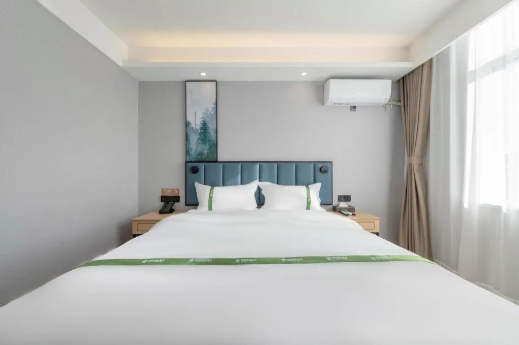 Bed in GreenTree Inn Express Qingdao Jiaodong International Airport