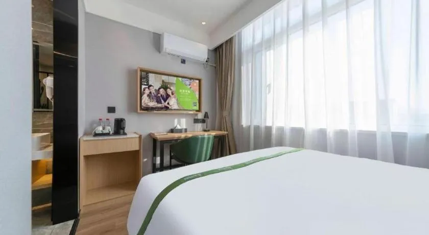 Bed in GreenTree Inn Express Qingdao Jiaodong International Airport