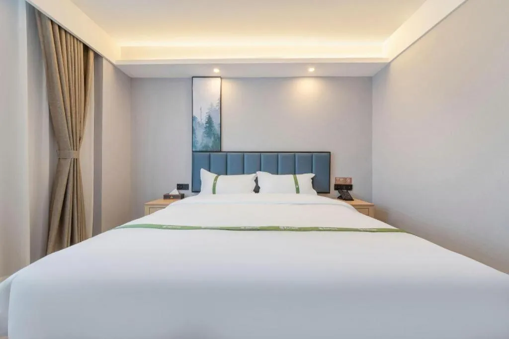 Bed in GreenTree Inn Express Qingdao Jiaodong International Airport