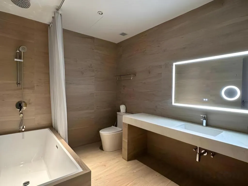 J HOTEL