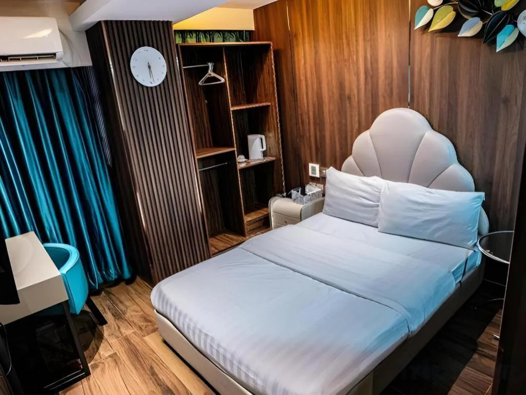 Bed in Sunny Day Hotel