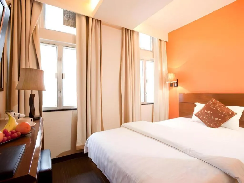 Bed in Sunny Day Hotel