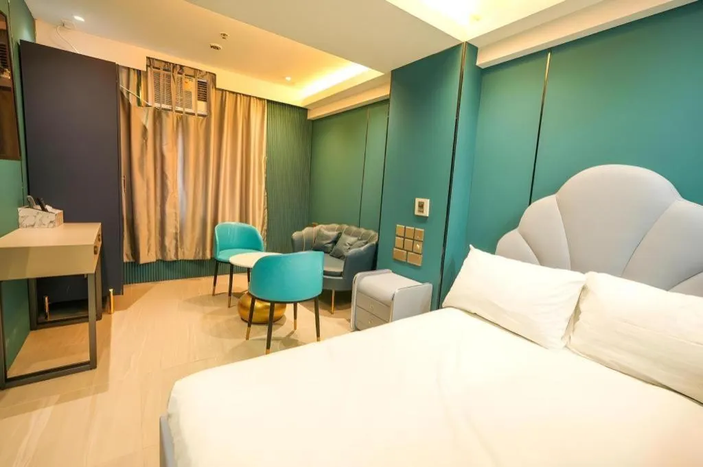 Bed in Sunny Day Hotel