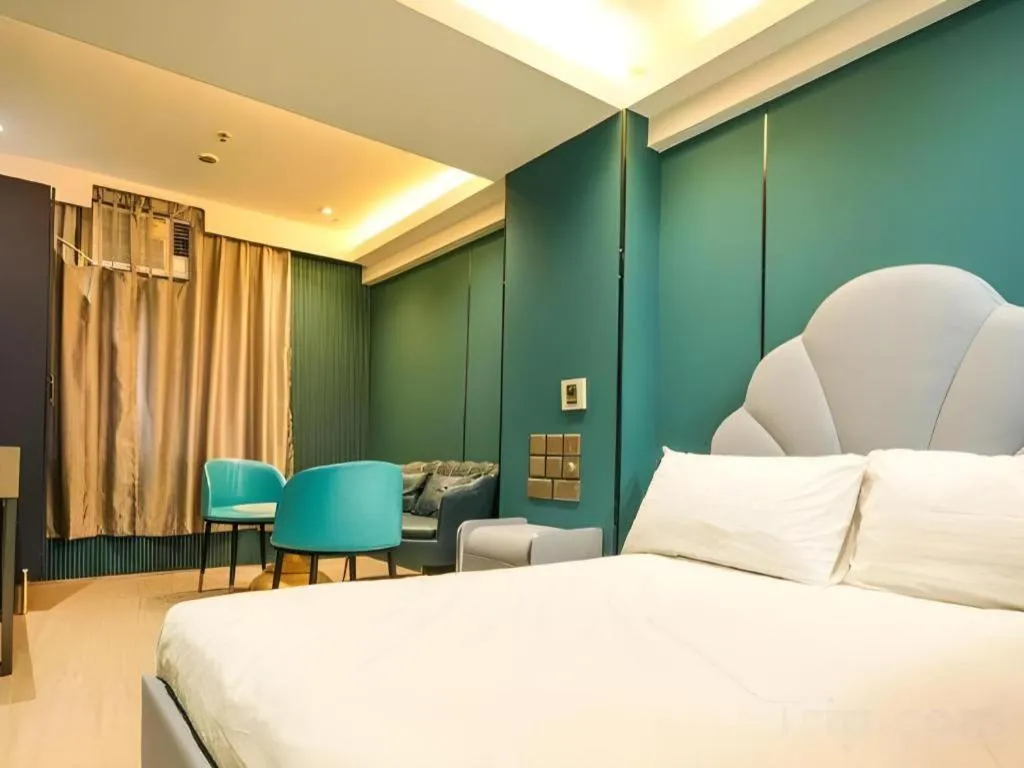 Bed in Sunny Day Hotel