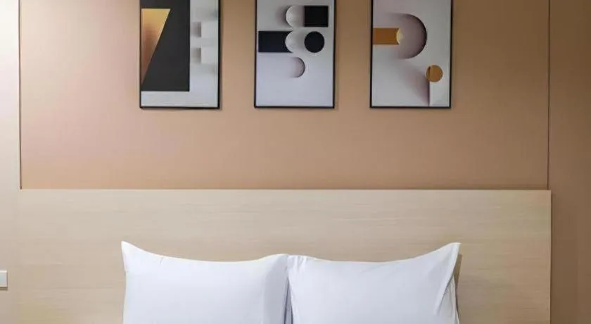 Bed in The Queen Palace