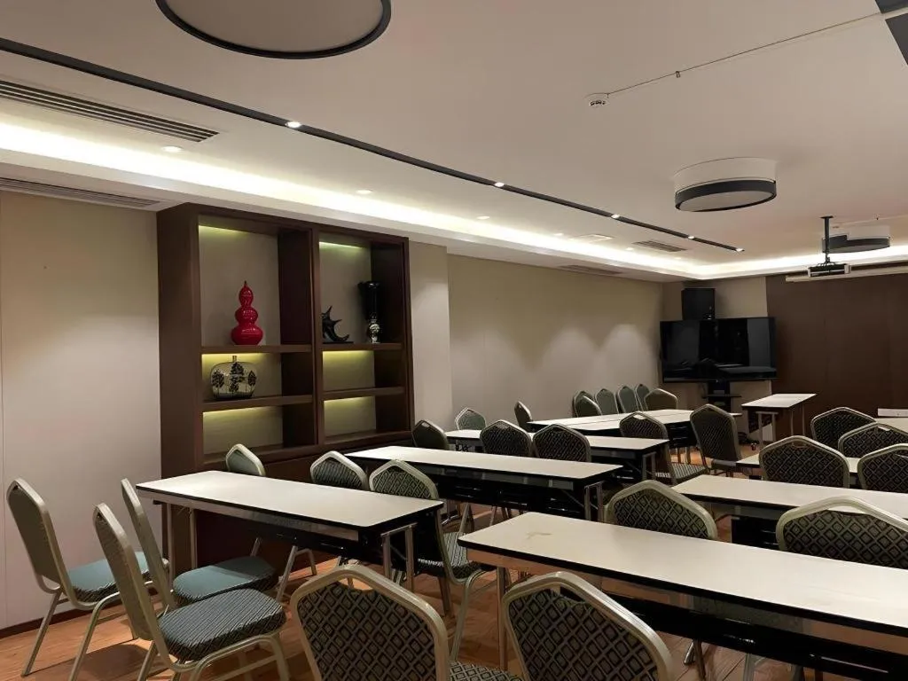 F-TOWN Fangtang Hotel (Shenzhen Longgang Tian'an Digital City Huanggekeng Subway Station)