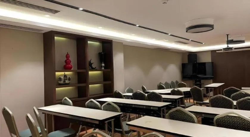 F-TOWN Fangtang Hotel (Shenzhen Longgang Tian'an Digital City Huanggekeng Subway Station)