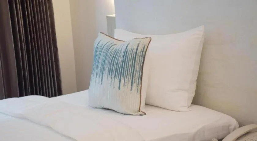 Bed in Analynn Hotel