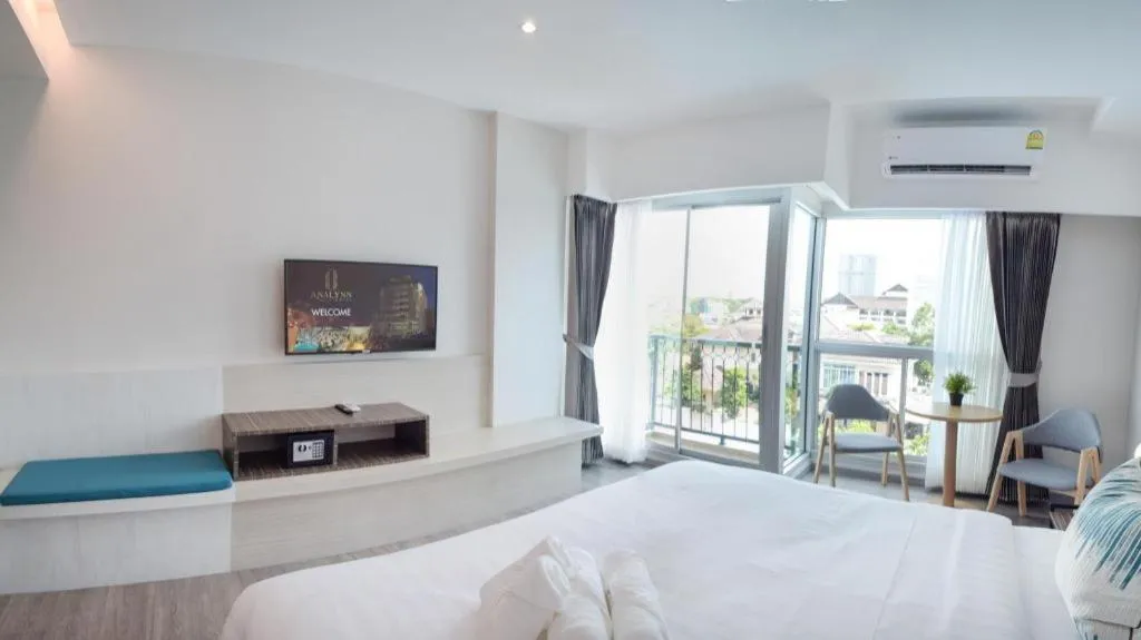 Bed in Analynn Hotel