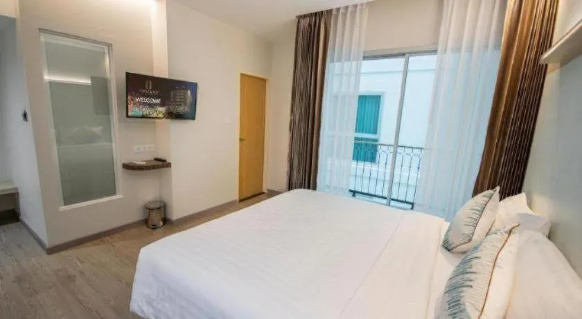 Bed in Analynn Hotel