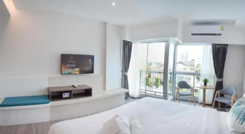 Bed in Analynn Hotel