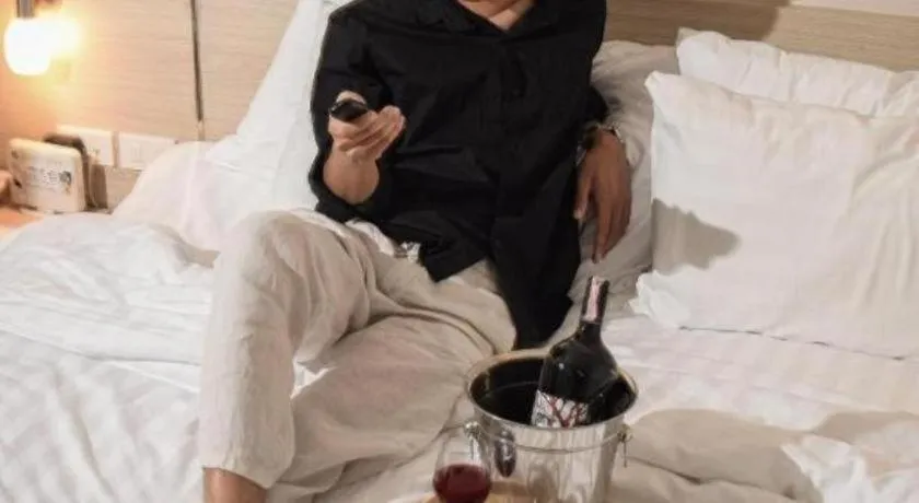 Bed in Analynn Hotel