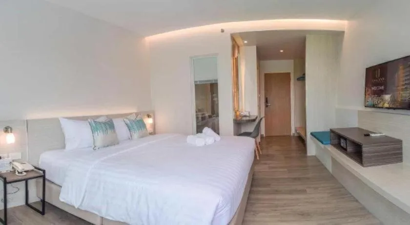 Bed in Analynn Hotel