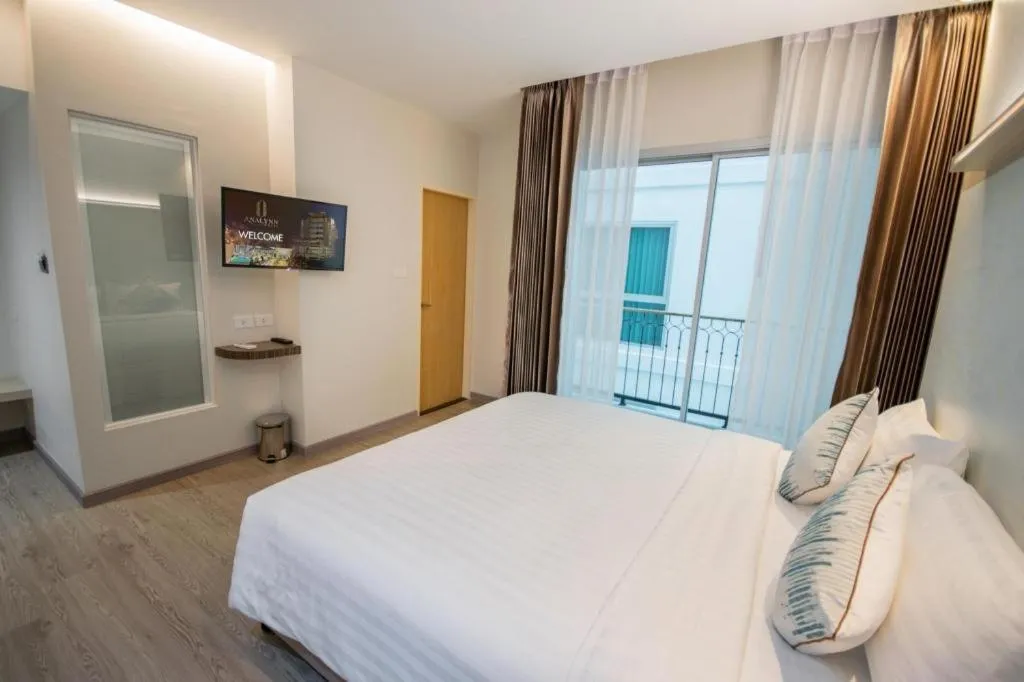 Bed in Analynn Hotel