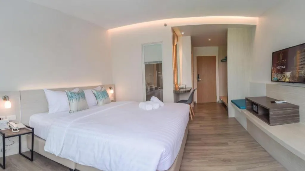 Bed in Analynn Hotel