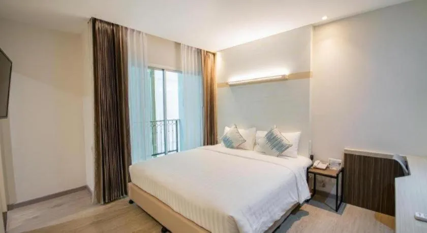 Bed in Analynn Hotel