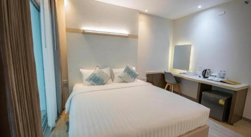 Bed in Analynn Hotel