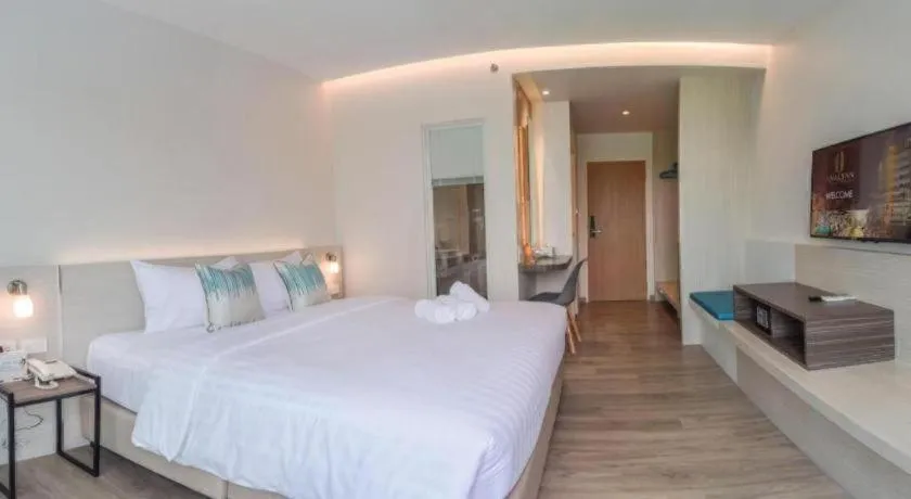 Bed in Analynn Hotel