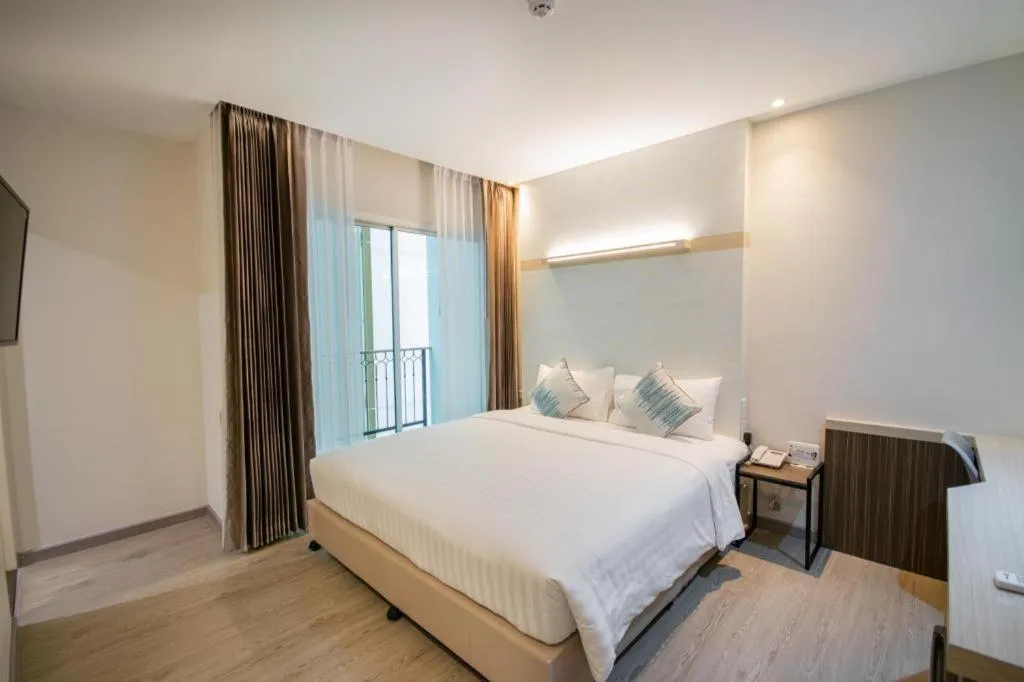 Bed in Analynn Hotel