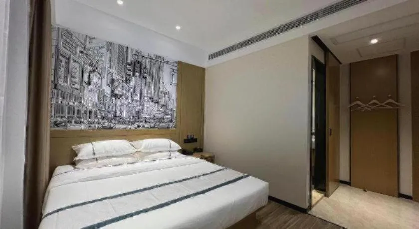 Bed in City Comfort Inn Wuhan Yangtze River Bridge Yellow Crane Tower