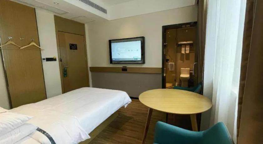 Bed in City Comfort Inn Wuhan Yangtze River Bridge Yellow Crane Tower