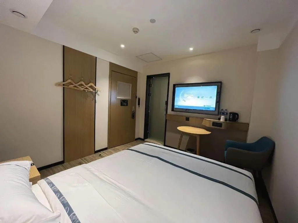 Bed in City Comfort Inn Wuhan Yangtze River Bridge Yellow Crane Tower