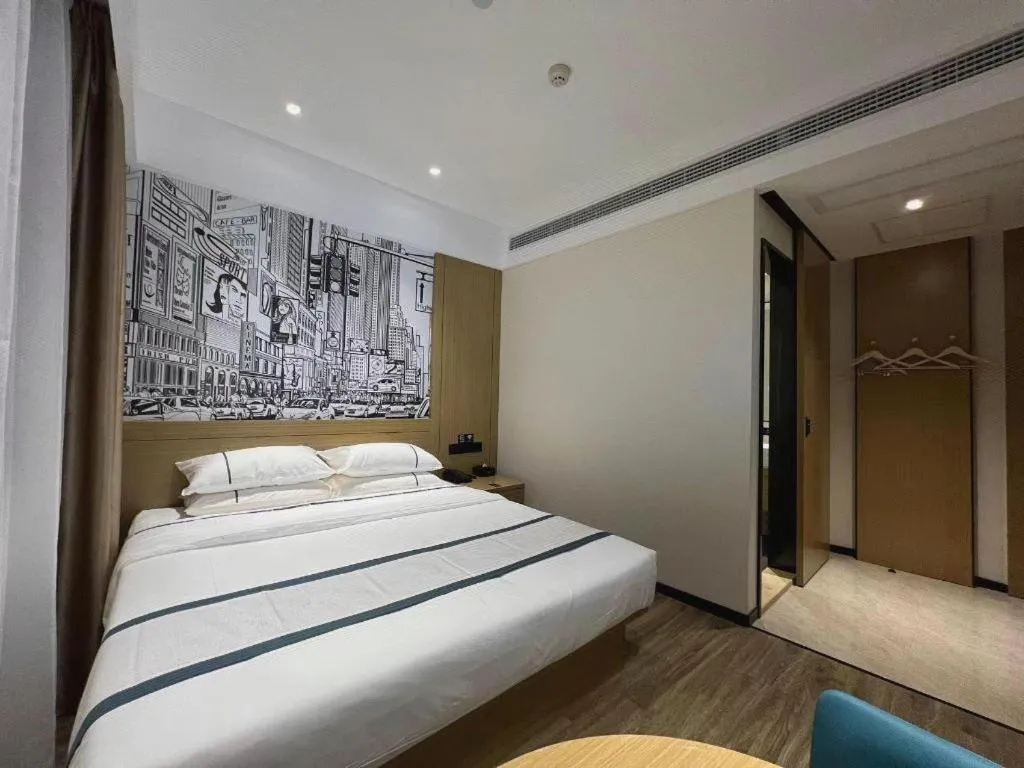 Bed in City Comfort Inn Wuhan Yangtze River Bridge Yellow Crane Tower