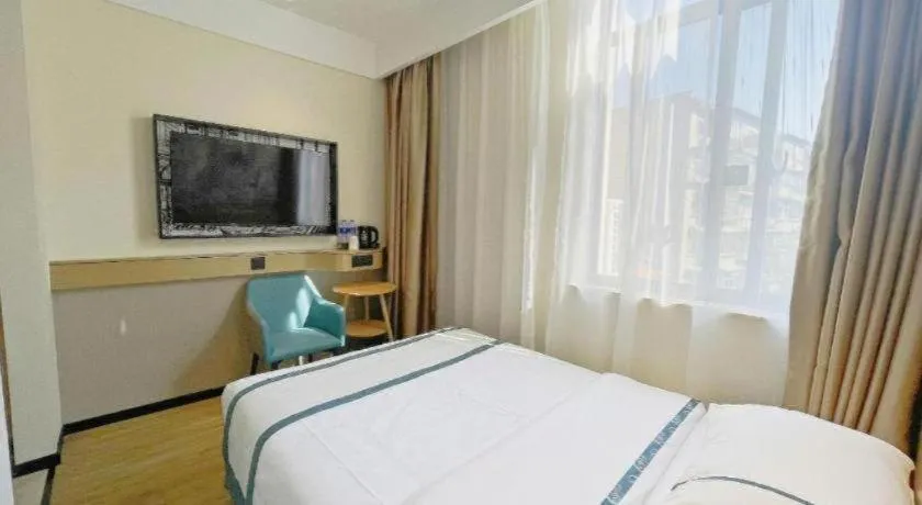 Bed in City Comfort Inn Wuhan Yangtze River Bridge Yellow Crane Tower