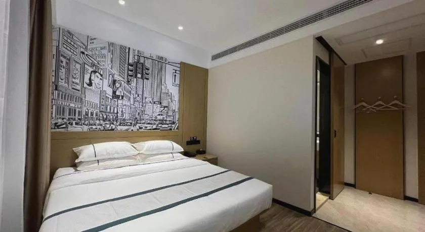 Bed in City Comfort Inn Wuhan Yangtze River Bridge Yellow Crane Tower