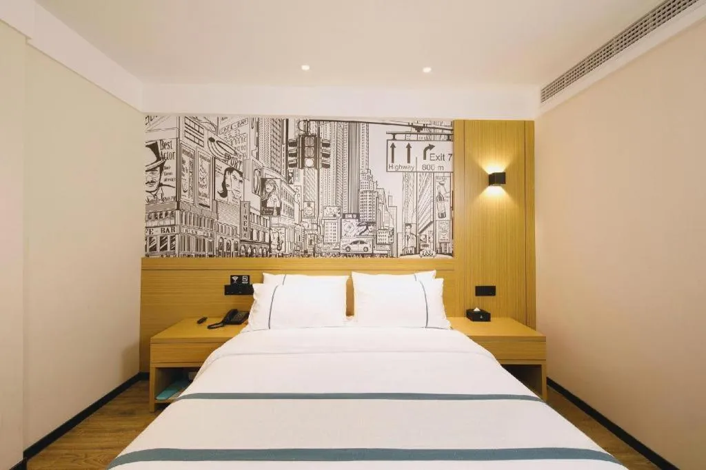 Bed in City Comfort Inn Wuhan Yangtze River Bridge Yellow Crane Tower