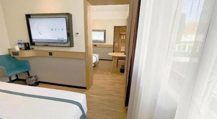 Bed in City Comfort Inn Wuhan Yangtze River Bridge Yellow Crane Tower