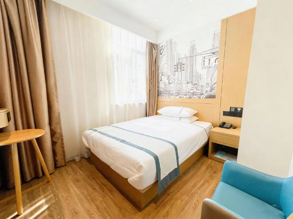 Bed in City Comfort Inn Wuhan Yangtze River Bridge Yellow Crane Tower