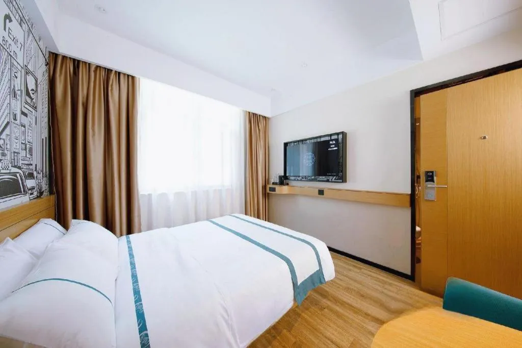 Bed in City Comfort Inn Wuhan Yangtze River Bridge Yellow Crane Tower