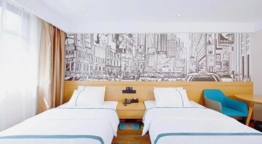 Bed in City Comfort Inn Wuhan Yangtze River Bridge Yellow Crane Tower