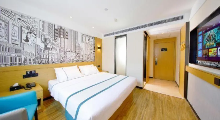 Bed in City Comfort Inn Wuhan Yangtze River Bridge Yellow Crane Tower