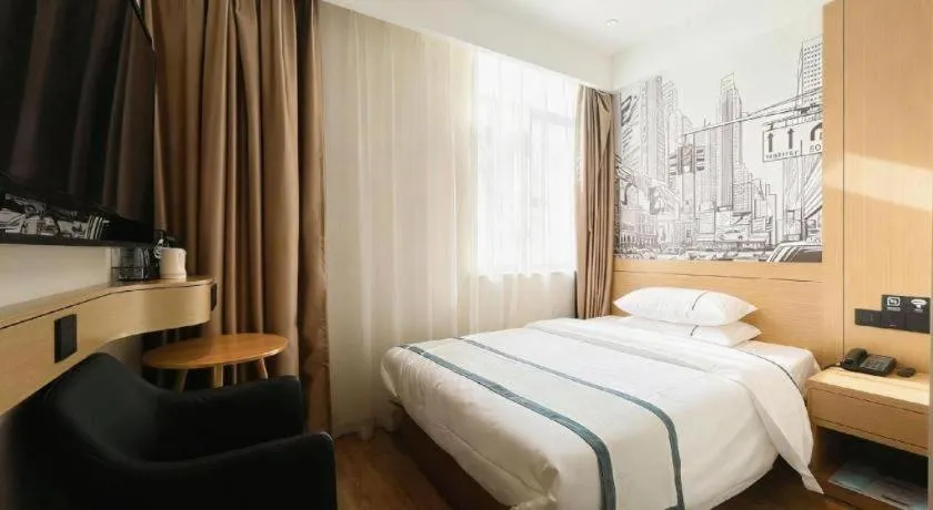 Bed in City Comfort Inn Wuhan Yangtze River Bridge Yellow Crane Tower