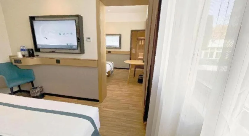 Bed in City Comfort Inn Wuhan Yangtze River Bridge Yellow Crane Tower