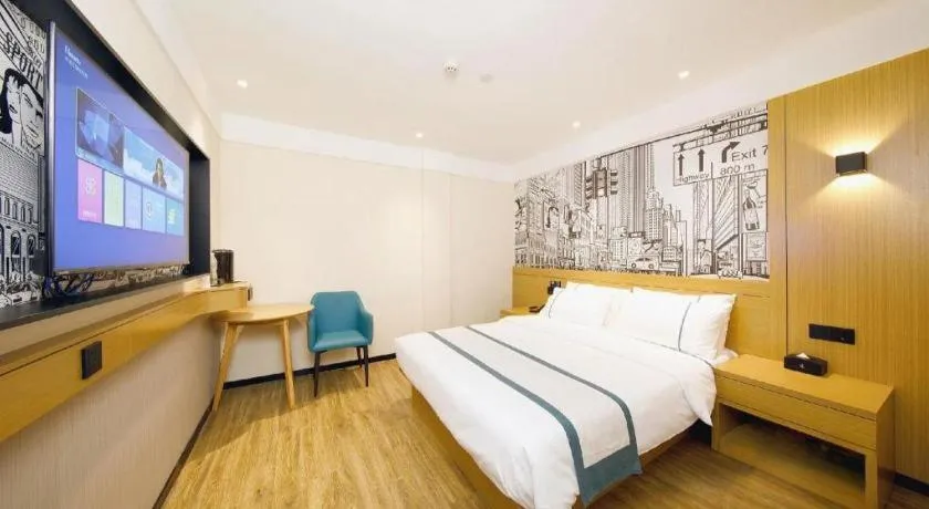 Bed in City Comfort Inn Wuhan Yangtze River Bridge Yellow Crane Tower