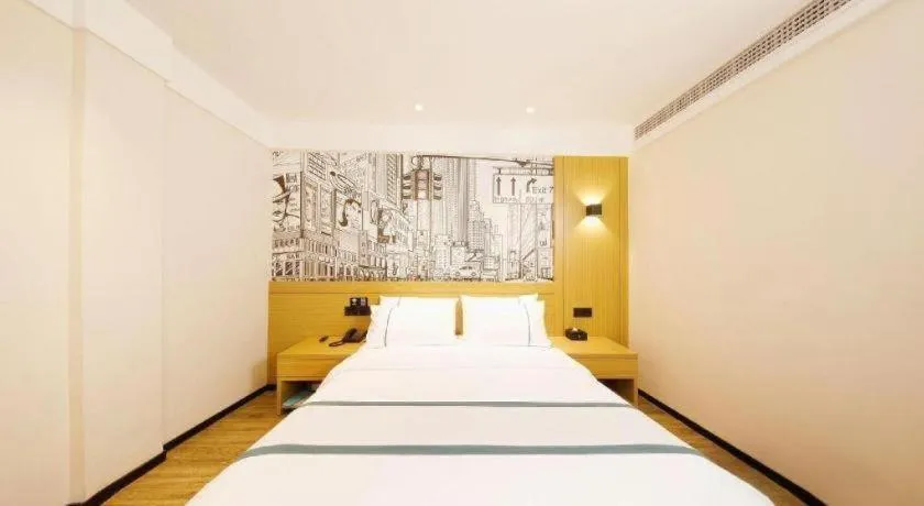 Bed in City Comfort Inn Wuhan Yangtze River Bridge Yellow Crane Tower