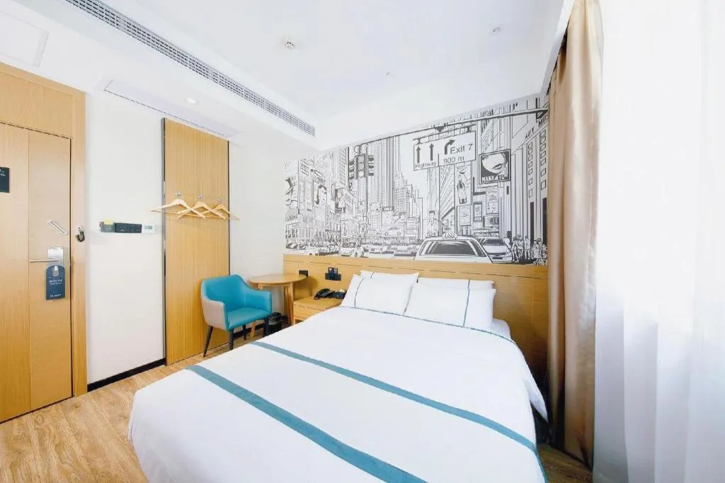 Bed in City Comfort Inn Wuhan Yangtze River Bridge Yellow Crane Tower